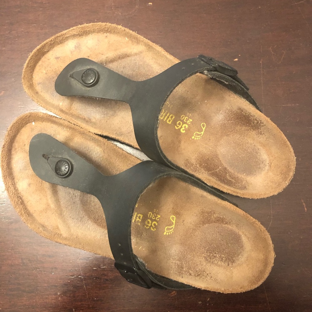 Birkenstock’s Gizeh Sandal -Black Size 6